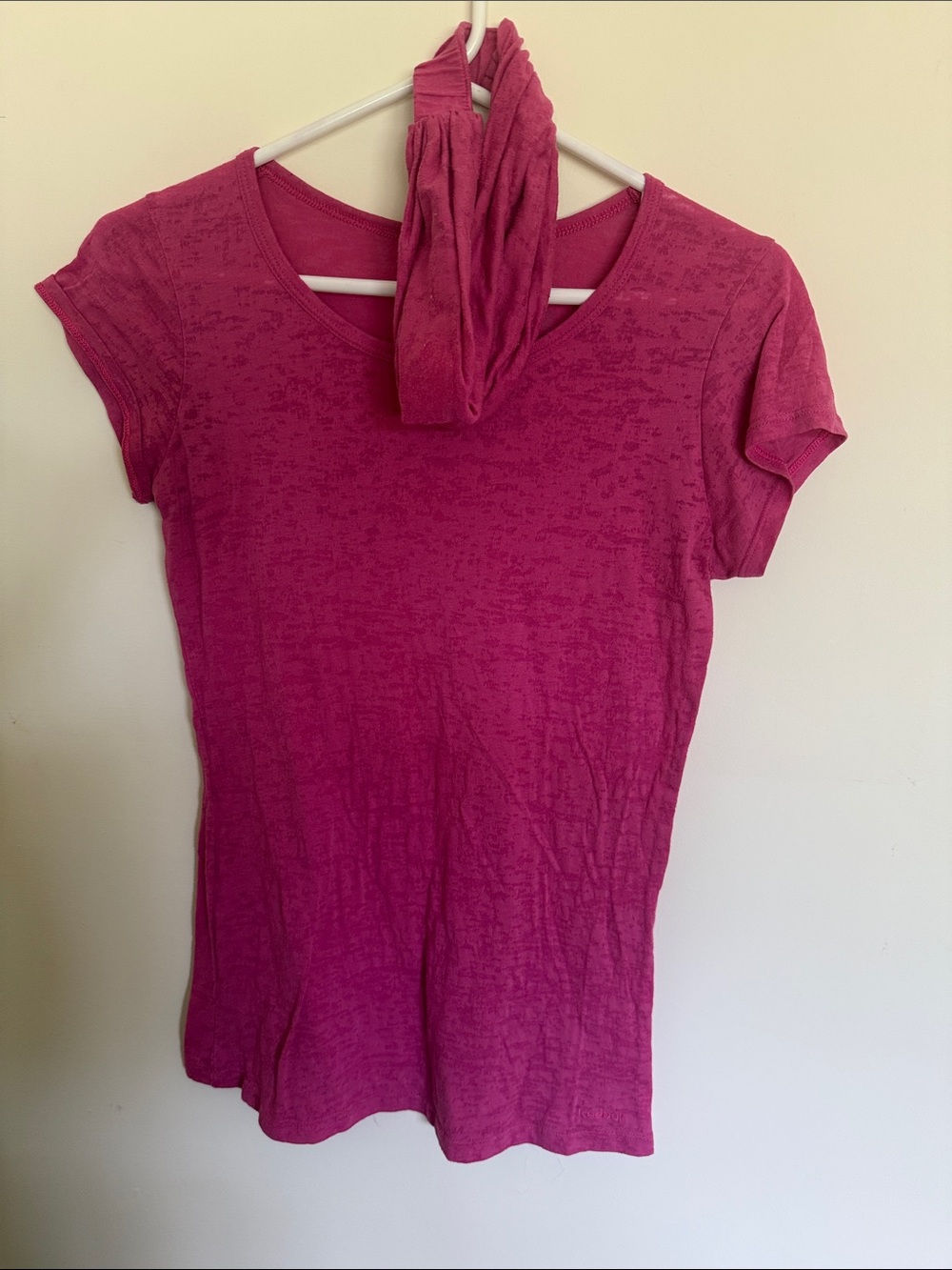 Reebok Women’s SS Burnout Tee in Pink. Includes cute matching headband